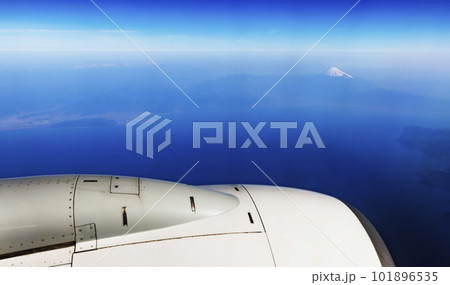 飛行中の飛行機の窓から見える景色 101896535