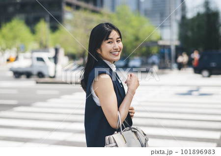 街を歩く若い女性 街を歩く若い女性 101896983