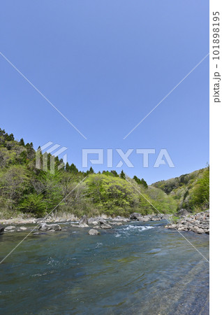 新緑と那珂川の清流の風景【栃木県那須塩原市】 新緑と那珂川の清流の風景【栃木県那須塩原市】 101898195
