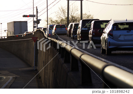 黄砂で霞んだ夕方の空と国道の風景 101898242