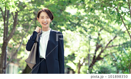 ビジネス　女性　新緑 101898350