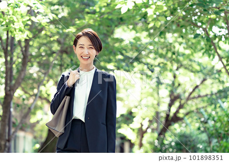 ビジネス　女性　新緑 101898351