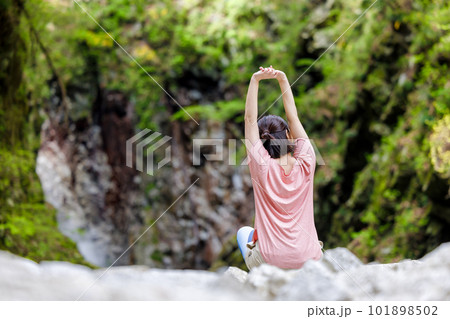 自然　ストレッチ　女性 101898502