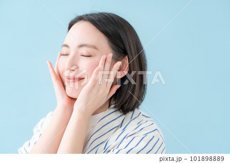 ビューティー　女性　ブルーバック  101898889