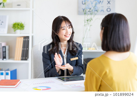 オフィスで営業をする若いビジネスウーマン　 101899024