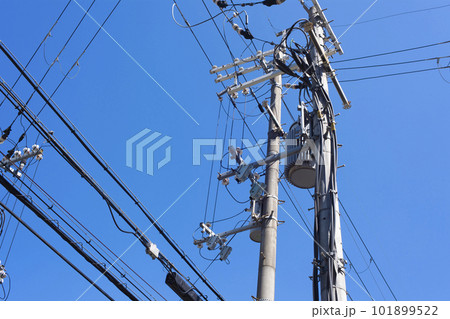 電柱と電線 電柱と電線 101899522