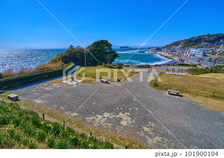 快晴の神奈川県鎌倉市の稲村ヶ崎から富士山、江の島方面を眺める 101900104