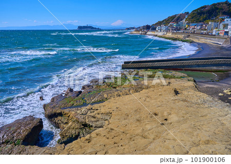 快晴の神奈川県鎌倉市の稲村ヶ崎から富士山、江の島方面を眺める 快晴の神奈川県鎌倉市の稲村ヶ崎から富士山、江の島方面を眺める 101900106