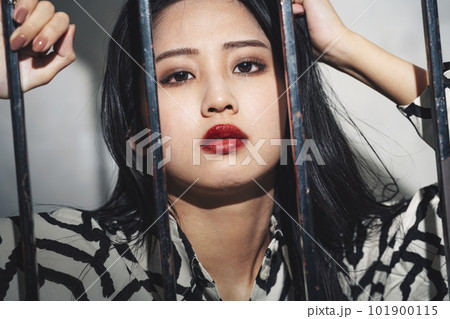 クールな女性のポートレート クールな女性のポートレート 101900115