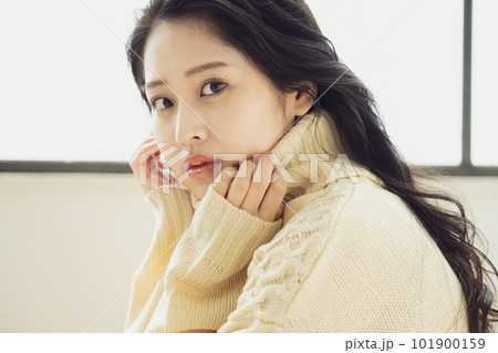 タートルネックのニットを着た女性のポートレート タートルネックのニットを着た女性のポートレート 101900159