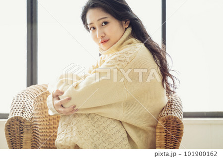 ニットワンピースを着た女性のポートレート ニットワンピースを着た女性のポートレート 101900162