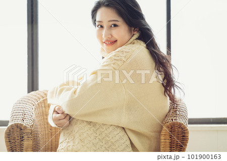 ニットワンピースを着た女性のポートレート ニットワンピースを着た女性のポートレート 101900163