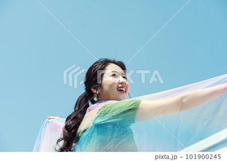 女性の屋外ポートレート 女性の屋外ポートレート 101900245