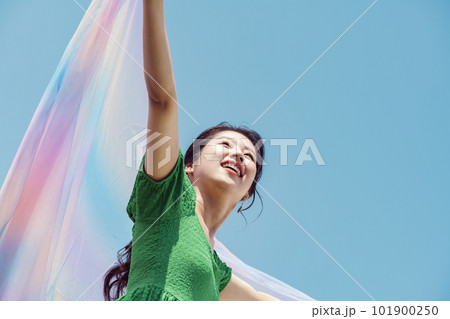 女性の屋外ポートレート 101900250