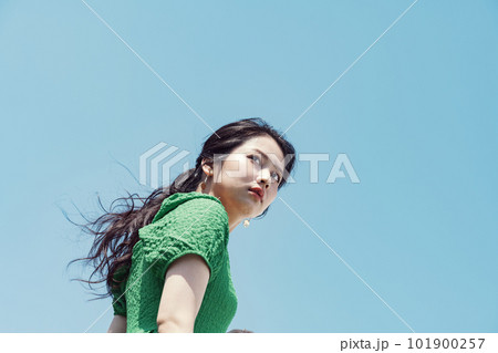 女性の屋外ポートレート 101900257