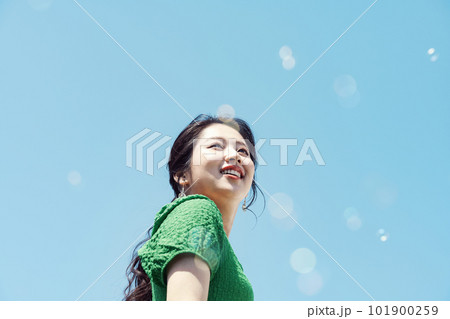 女性の屋外ポートレート 女性の屋外ポートレート 101900259