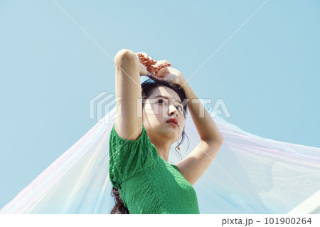 女性の屋外ポートレート 101900264