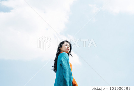 空を見上げる若い女性 101900395