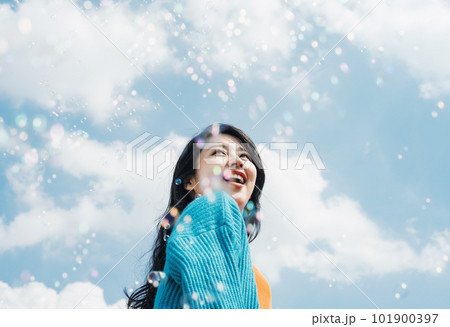 空を見上げる若い女性 101900397