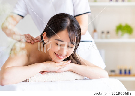エステを受ける若い女性 101900698