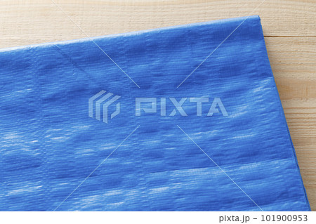 板の上のブルーシート 101900953