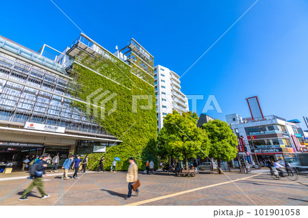 日本の東京都市景観　夏日。東急病院併設の東急電鉄 大岡山駅や駅前の風景などを望む 101901058