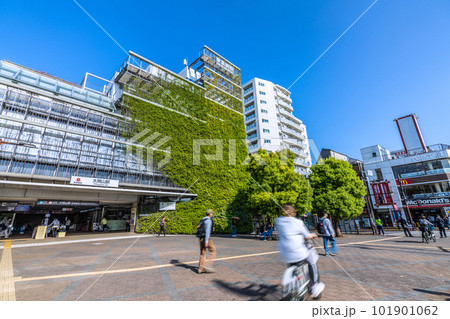 日本の東京都市景観　夏日。東急病院併設の東急電鉄 大岡山駅や駅前の風景などを望む 101901062