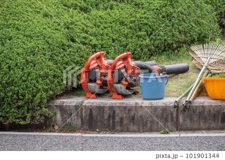 緑地管理をするブロワと掃除道具 緑地管理をするブロワと掃除道具 101901344