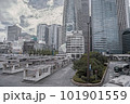 車や観光の人が行き交う大都会の風景 101901559