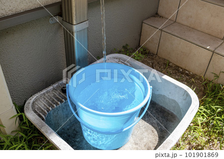 屋外の水道でバケツに水を入れる 屋外の水道でバケツに水を入れる 101901869