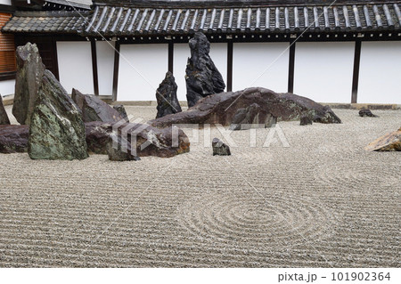 京都 雨の東福寺 南庭 101902364