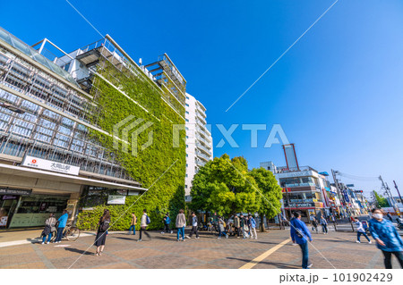 日本の東京都市景観　夏日。東急病院併設の東急電鉄 大岡山駅・駅舎などを望む 101902429