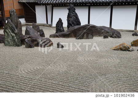 京都 雨の東福寺 南庭 101902436