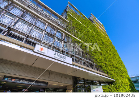 日本の東京都市景観　夏日。東急病院併設の東急電鉄 大岡山駅・駅舎などを望む 101902438