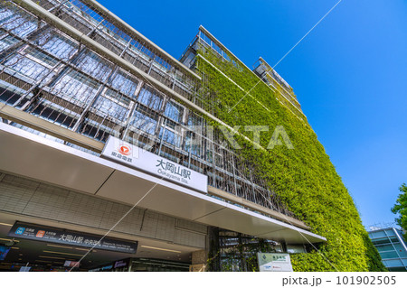 日本の東京都市景観　夏日。東急病院併設の東急電鉄 大岡山駅・駅舎などを望む 101902505