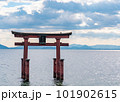 白髭神社の海に建つおおきな鳥居（滋賀県） 101902615
