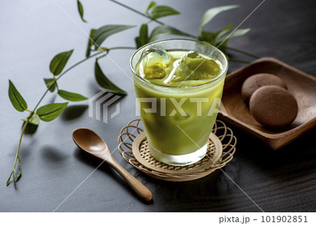 冷たい抹茶ラテ 冷たい抹茶ラテ 101902851