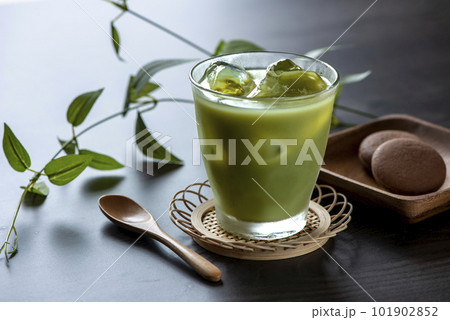 冷たい抹茶ラテ 冷たい抹茶ラテ 101902852