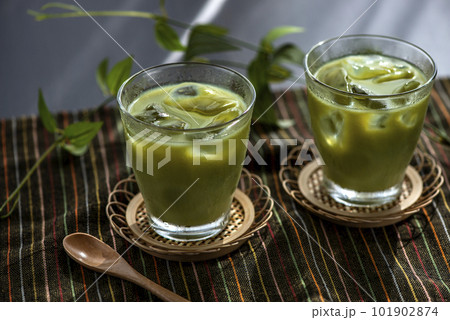 冷たい抹茶ラテ 冷たい抹茶ラテ 101902874
