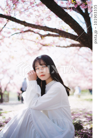 桜と女の子 桜と女の子 101903335