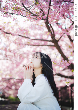桜と女の子 桜と女の子 101903393