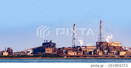 海から見た JFE スチール 東日本 製鉄所 【 重工業 の イメージ 】 101903723
