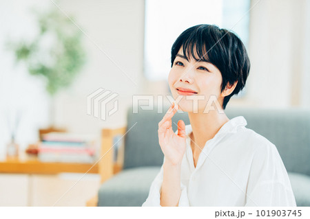 肌の保湿を実感する女性。 101903745