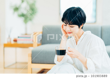 リビングでくつろぐ女性。 リビングでくつろぐ女性。 101903889