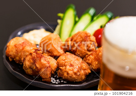 からあげ と ビール は 居酒屋 の 定番 メニュー 【 揚げ物 の イメージ 】 からあげ と ビール は 居酒屋 の 定番 メニュー 【 揚げ物 の イメージ 】 101904216