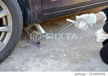 自動車をジャッキで持ち上げる 自動車をジャッキで持ち上げる 101905876