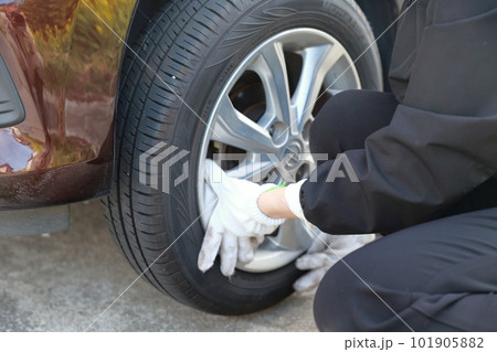タイヤ交換作業（ジャッキアップ） 101905882