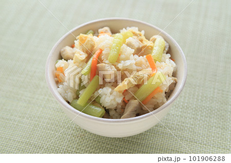 春のご飯、ふきの炊きこみご飯 101906288