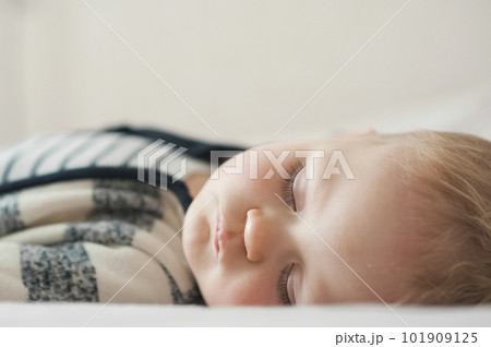 Toddler boy sleeping close-up. bedtime. Selective focus. 101909125
