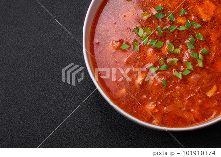 Delicious fresh Ukrainian borscht with beets, carrots and cabbage 101910374